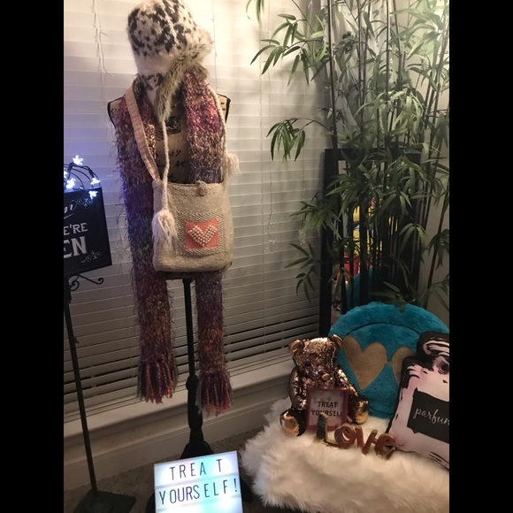 Unique bag and accessories (Hat, scarve, & purse) - Picture 10 of 12